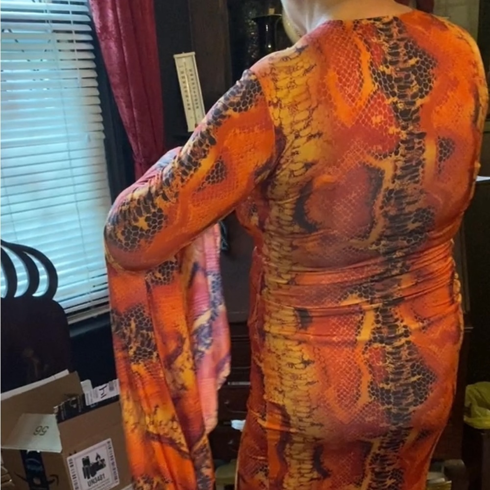 Featuring an orange material with a ombre Payton print design and long sleeve L - Picture 8 of 13